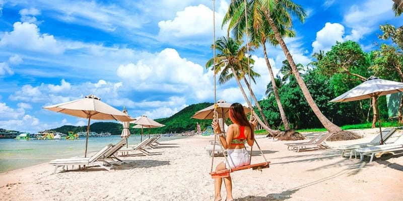 Thời điểm lý tưởng để khám phá bãi biển Bãi Thơm là mùa hè