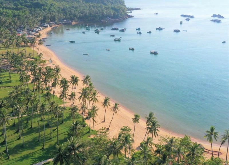 Bãi Thơm nước trong veo thu hút ánh nhìn