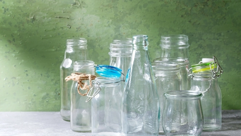 Chai thủy tinh và lon nhôm là những lựa chọn bao bì không nhựa có khả năng tái chế cao