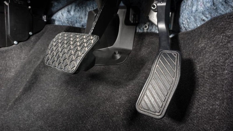 Hậu quả khi đạp phanh ô tô bị cứng