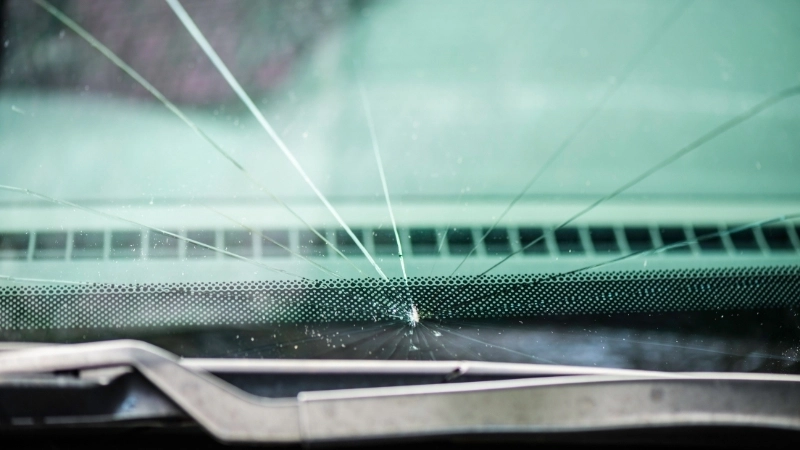 Hậu quả khi sử dụng kính chắn gió ô tô nứt