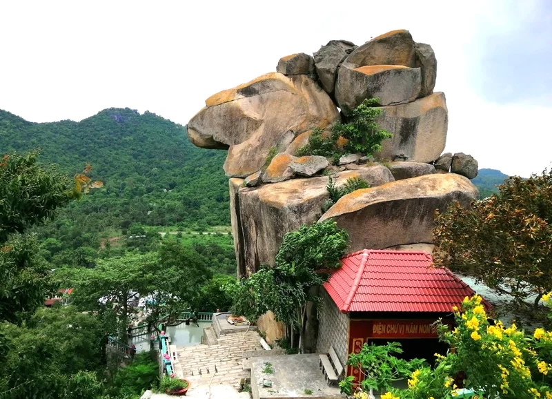 Lắng nghe truyền thuyết núi ông két hấp dẫn và đầy màu sắc