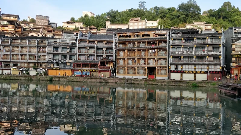 Khám phá những điều đặc sắc phượng hoàng cổ trấn có gì