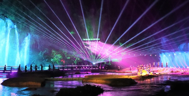 Khám phá mùa nước tràn với thác bản giốc mùa nào đẹp