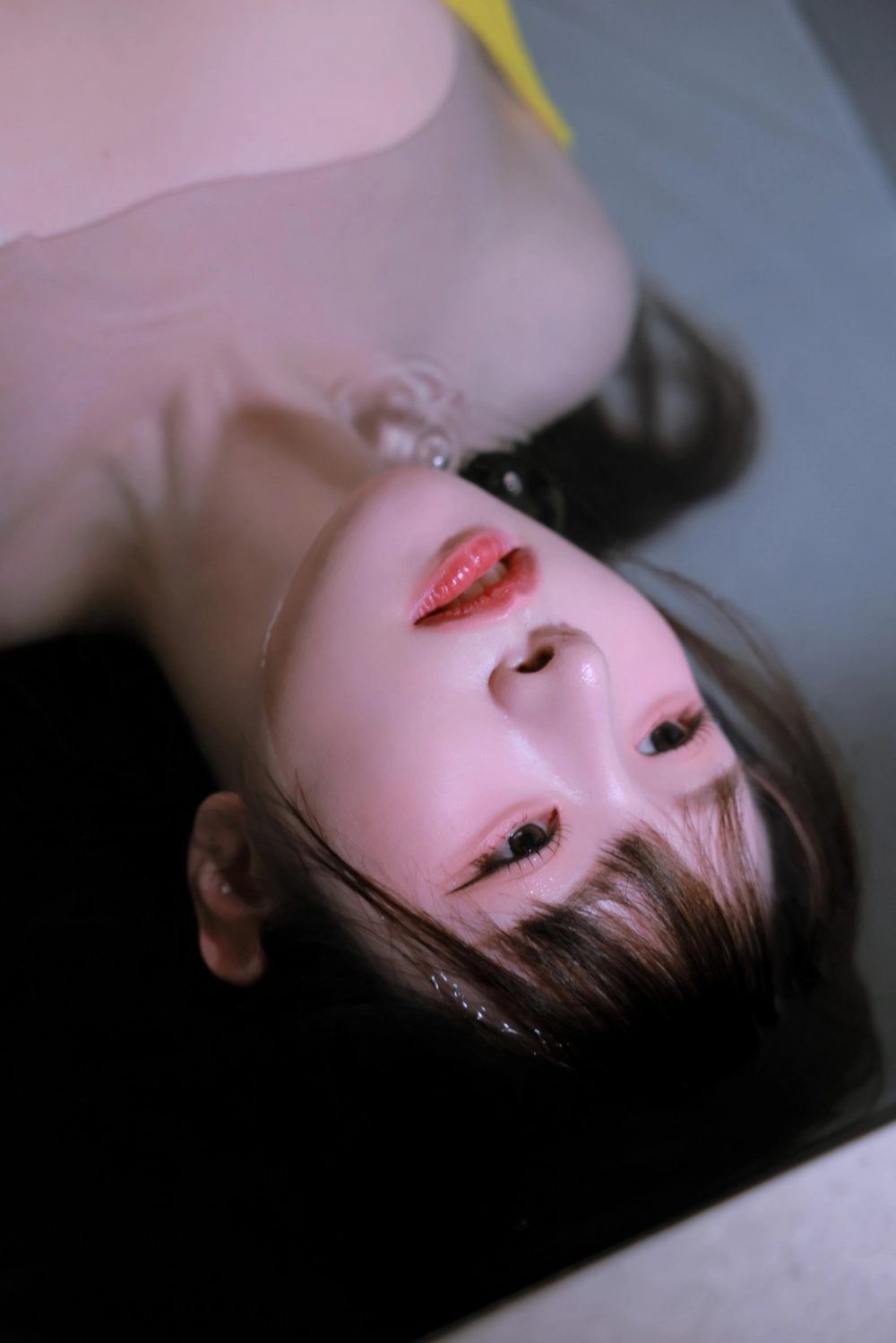 Ảnh gái xinh khoe vú to nóng bỏng cuốn hút kéo áo núm lòi liếm