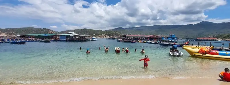 Hình ảnh biển Ninh Chữ ghi lại vẻ đẹp dịu êm