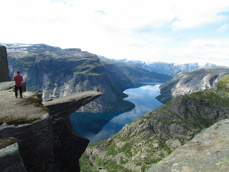 Du lịch núi Trolltunga hành trình thử thách giới hạn