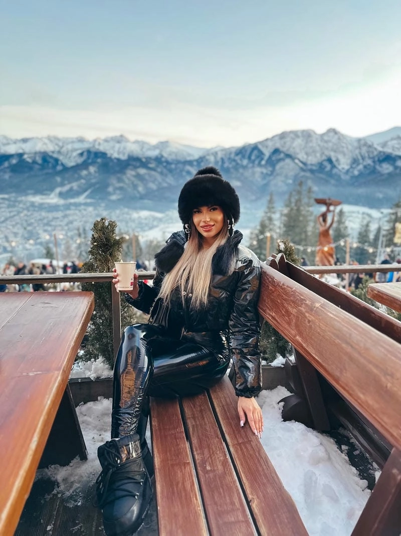 Cô gái Nga xinh đẹp với ánh nhìn sâu cuốn hút