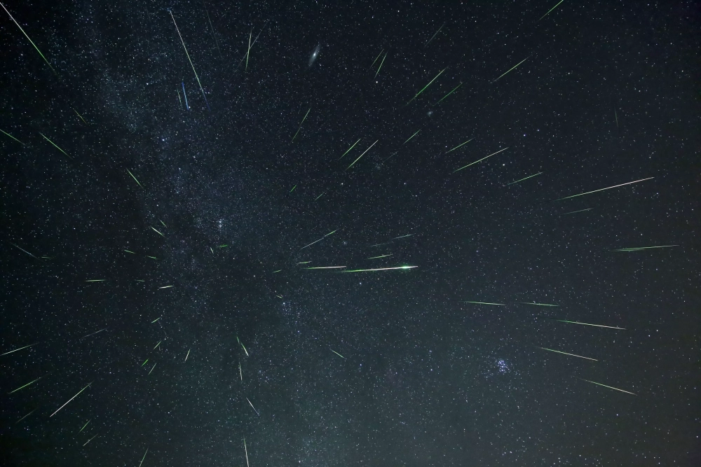 Bầu trời sao băng lung linh giữa đêm tĩnh lặng