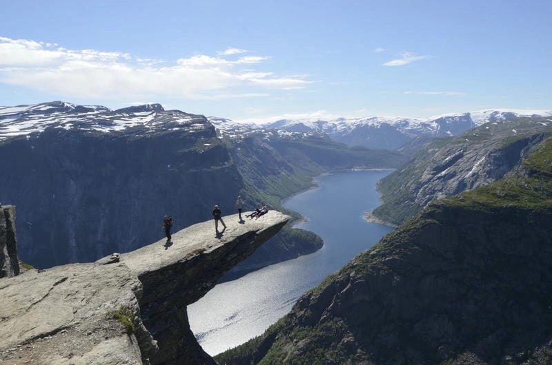 Trải nghiệm núi Trolltunga cảm giác chạm mây trời