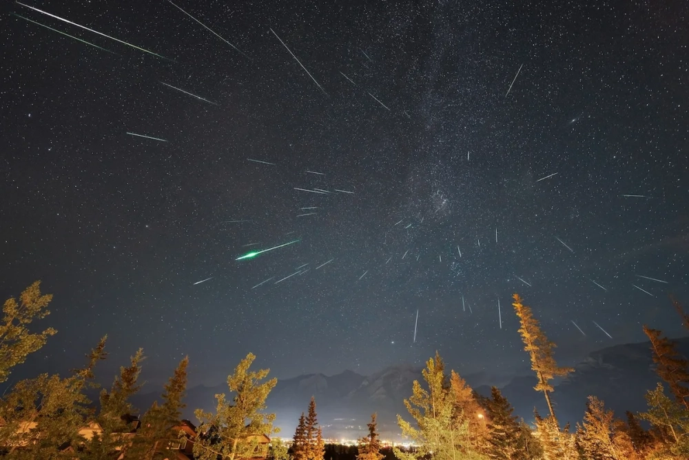 Có mưa sao băng khiến bầu trời đêm bừng sáng