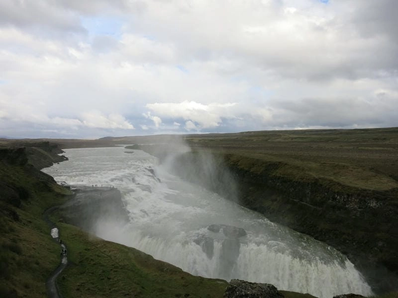 Thác Gullfoss ở Iceland nổi bật giữa đất trời