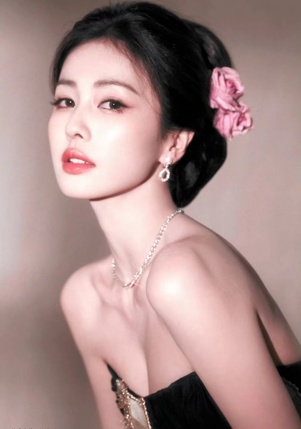 Gái Trung Quốc đẹp toát lên thần thái quyến rũ