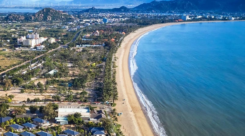 Bãi biển Ninh Chữ dịu dàng với làn nước xanh trong