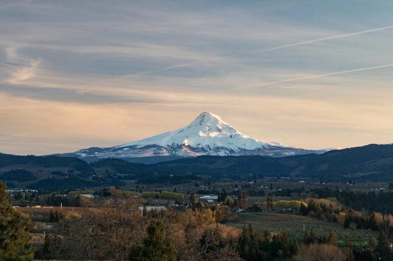 Núi Mount Hood nổi tiếng với tuyết trắng quanh năm