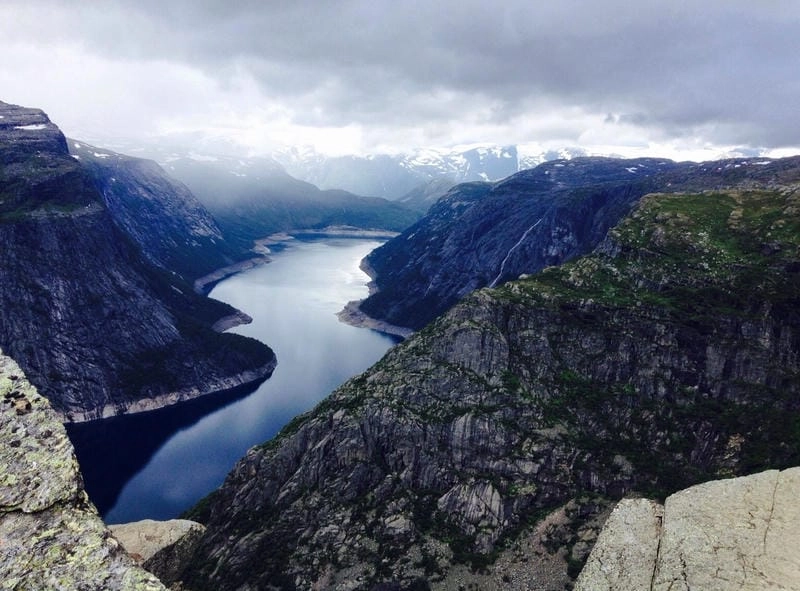 Nổi tiếng núi Trolltunga với vách đá trên không