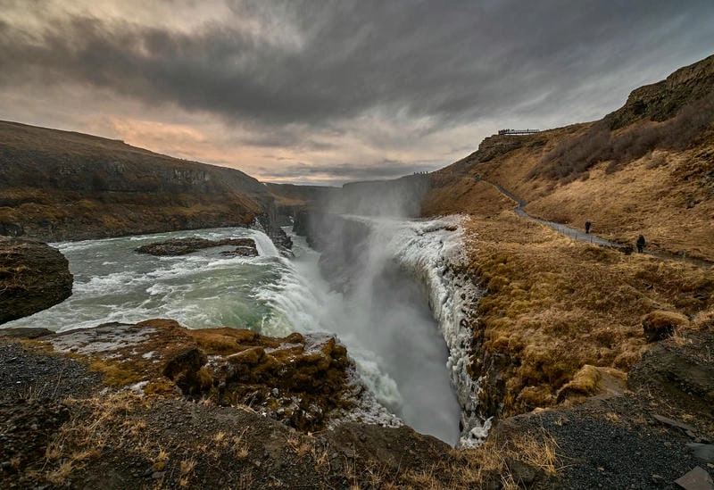Thác Gullfoss nổi tiếng với dòng nước cuồn cuộn