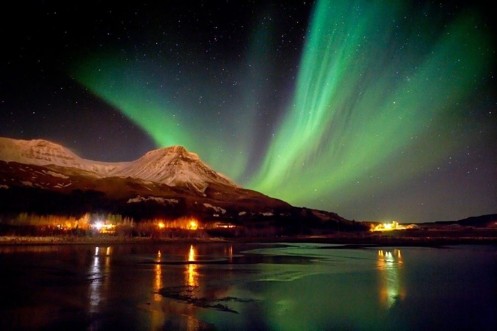 Cực quang Iceland ban đêm đẹp như tranh vẽ