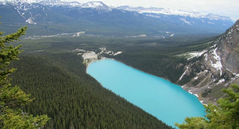 Hồ Louise thu hút du khách từ khắp thế giới