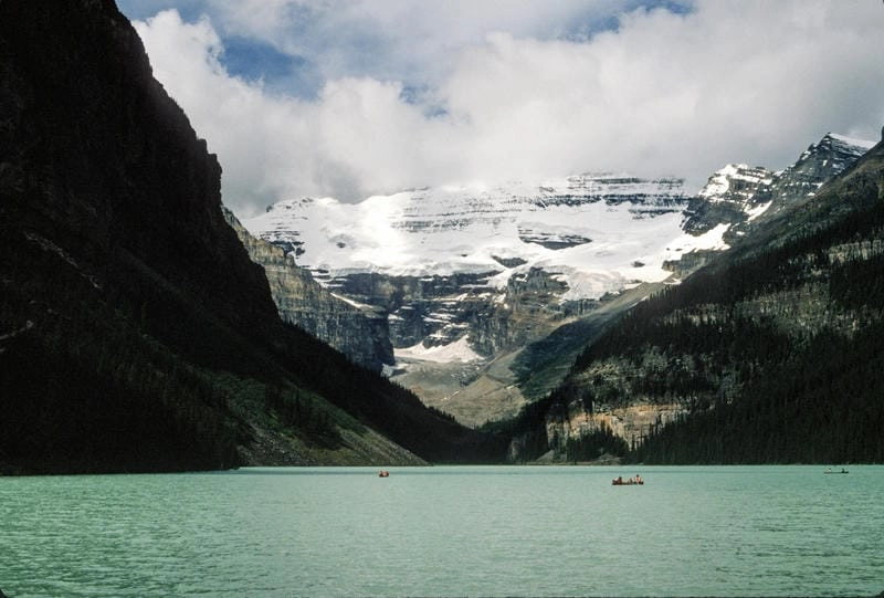 Hồ Louise châu Mỹ nổi bật giữa dãy Rockies