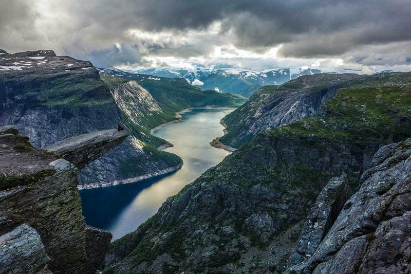 Mạo hiểm núi Trolltunga dành cho người gan dạ