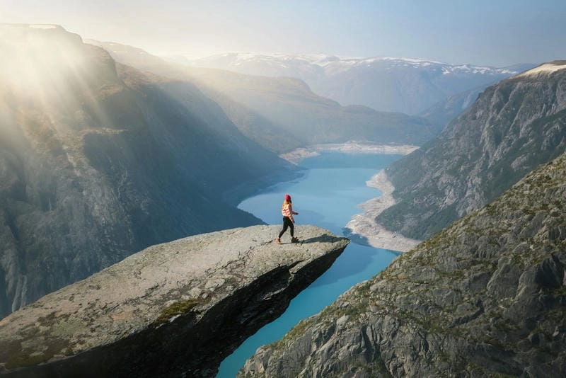 Du khách núi Trolltunga say mê vẻ đẹp hiểm trở