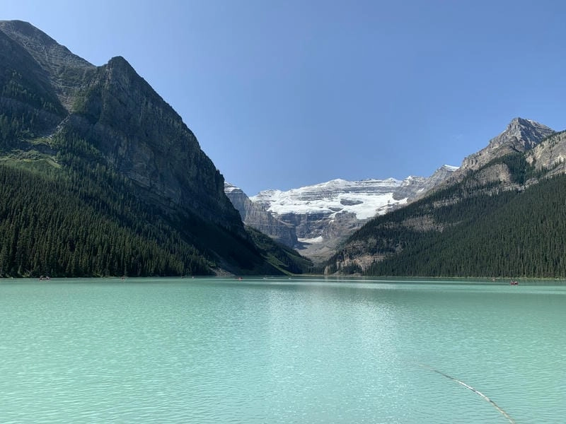 Hồ Louise du lịch nổi bật giữa thiên nhiên hoang sơ