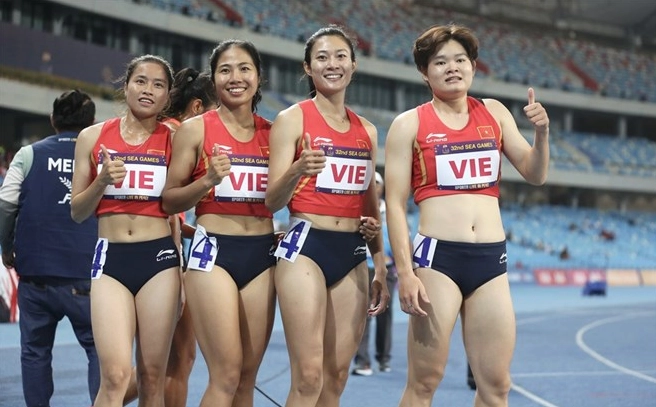 Lê Tú Chinh đoạt huy chương bạc tiếp sức 4x100m nữ SEA Games 32