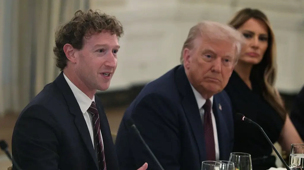 Mark Zuckerberg phát biểu, thể hiện sự tập trung cao độ