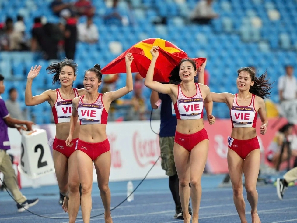 Nguyễn Thị Huyền ăn mừng chiến thắng trong sự nghiệp của cô