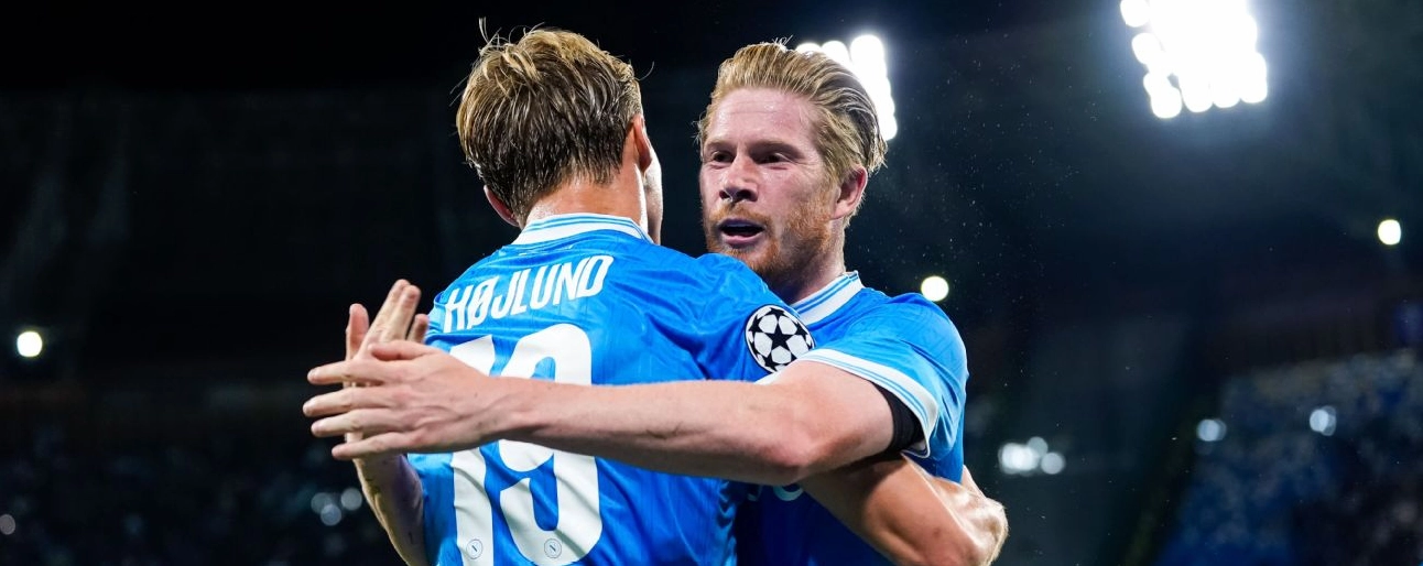 Rasmus Højlund cùng Kevin De Bruyne ăn mừng bàn thắng Champions League