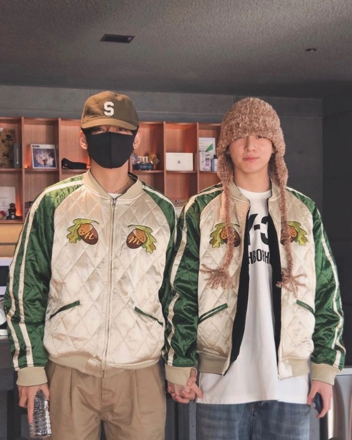 V và Jungkook của BTS nắm tay nhau