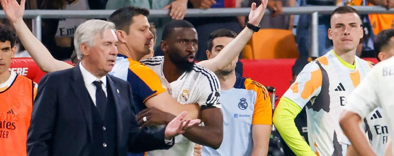 Antonio Rudiger của Real Madrid đang phản ứng mạnh mẽ với trọng tài trong một trận đấu căng thẳng