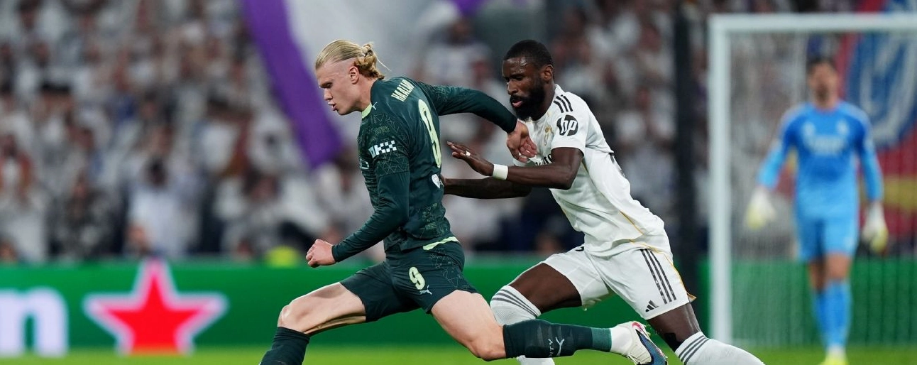 Antonio Rudiger trong cuộc đối đầu nảy lửa với tiền đạo Erling Haaland trên sân cỏ
