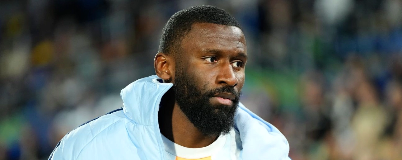 Antonio Rudiger trung vệ của Real Madrid và Đội tuyển Đức trong một pha tranh chấp bóng quyết liệt tại La Liga