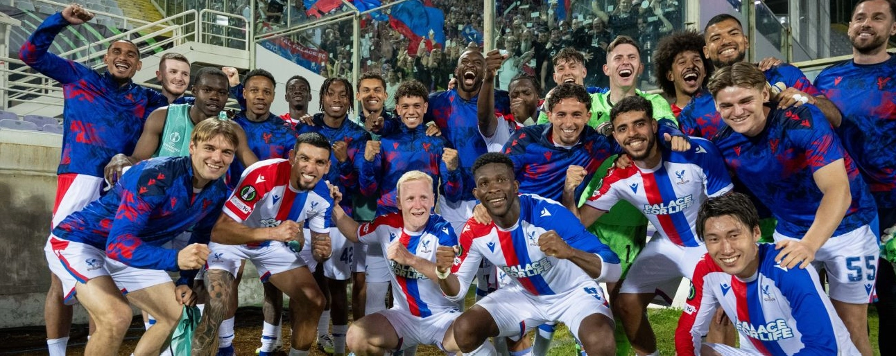 Các cầu thủ Crystal Palace hân hoan ăn mừng sau trận đấu căng thẳng tại UEFA Conference League