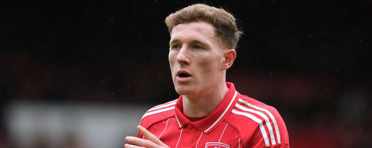 Elliot Anderson của Nottingham Forest đang đi bóng dũng mãnh trong trận đấu bóng đá Premier League gặp Fulham tại sân City Ground