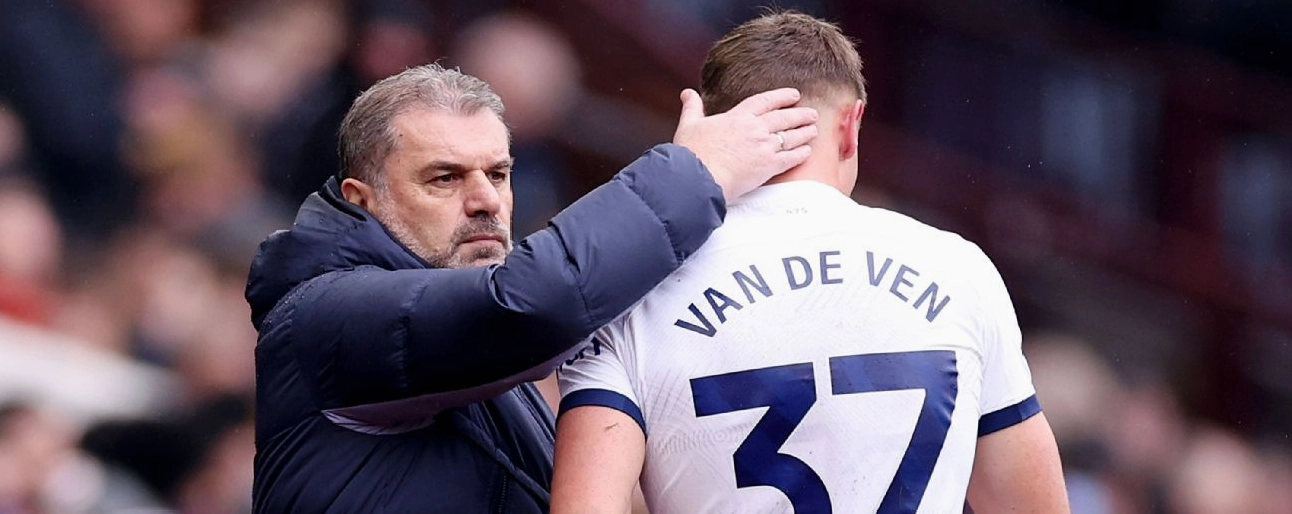 Huấn luyện viên Ange Postecoglou của Tottenham Hotspur an ủi Micky van de Ven khi anh rời sân sau một chấn thương ở trận đấu Premier League