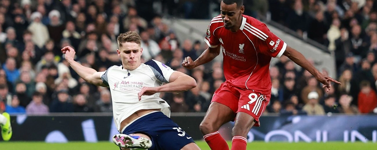 Huấn luyện viên Slot của Liverpool chỉ trích pha tắc bóng liều lĩnh của Van de Ven đối với tiền đạo Isak