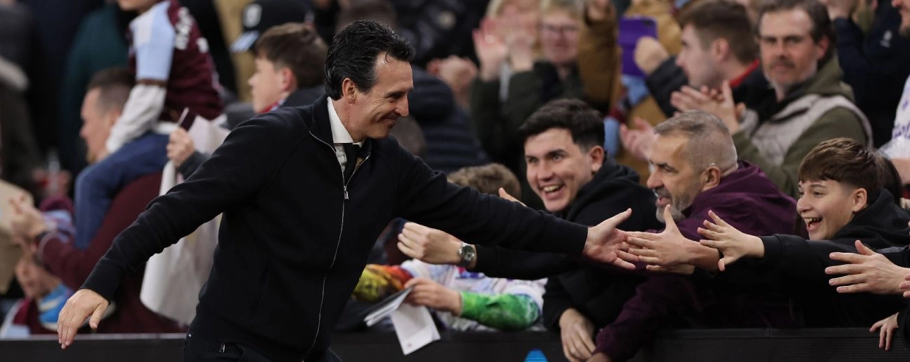 Huấn luyện viên Unai Emery ăn mừng cảm xúc cùng các cổ động viên Aston Villa