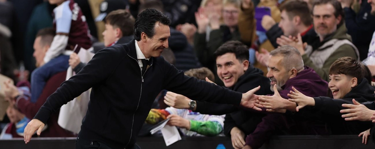 Huấn luyện viên Unai Emery đang ăn mừng cuồng nhiệt cùng các cổ động viên Aston Villa sau khi đội bóng giành vé vào bán kết Europa League