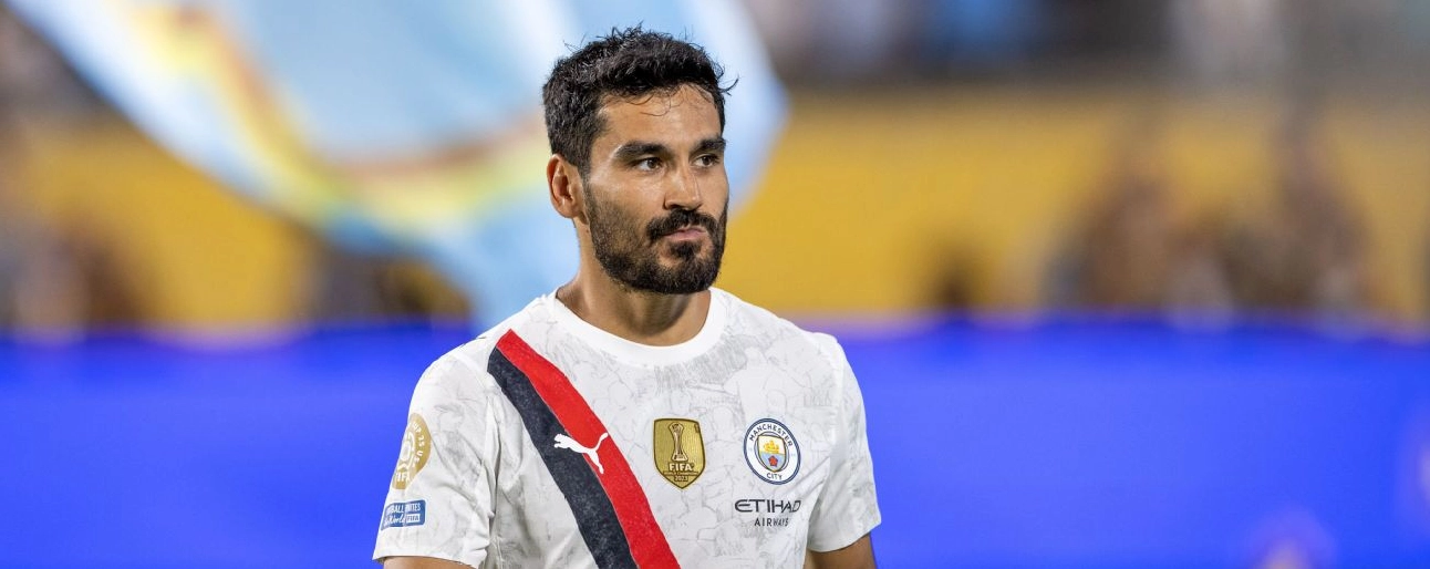 İlkay Gündoğan số 19 của Manchester City quan sát sân thi đấu trước trận vòng 16 đội FIFA Club World Cup 2025