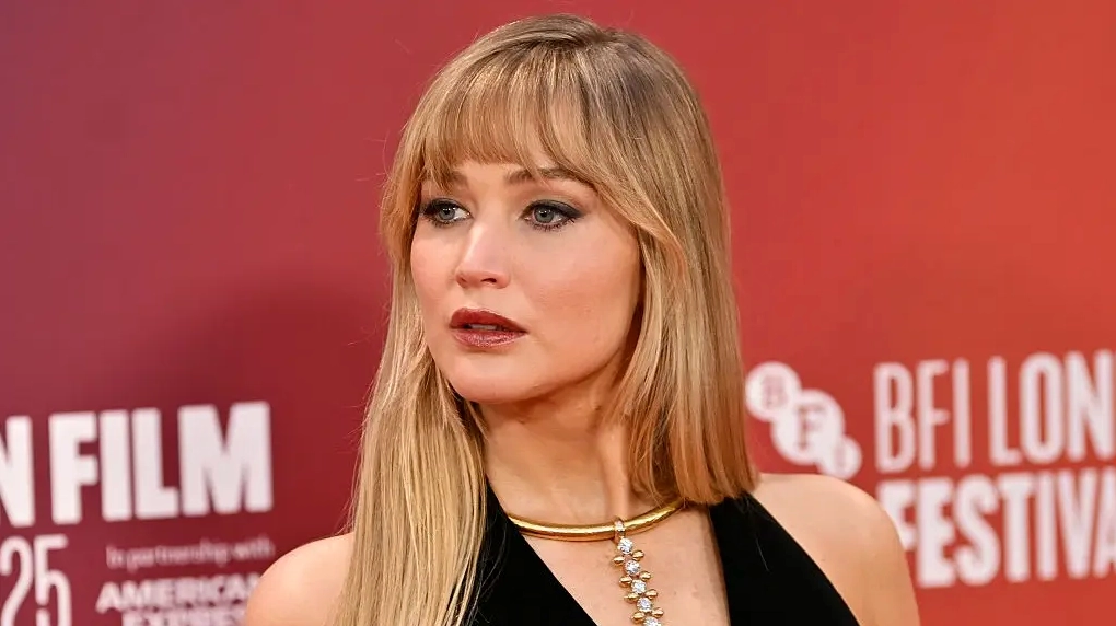 Khoảnh khắc vinh quang của Jennifer Lawrence khi nhận giải thưởng lớn