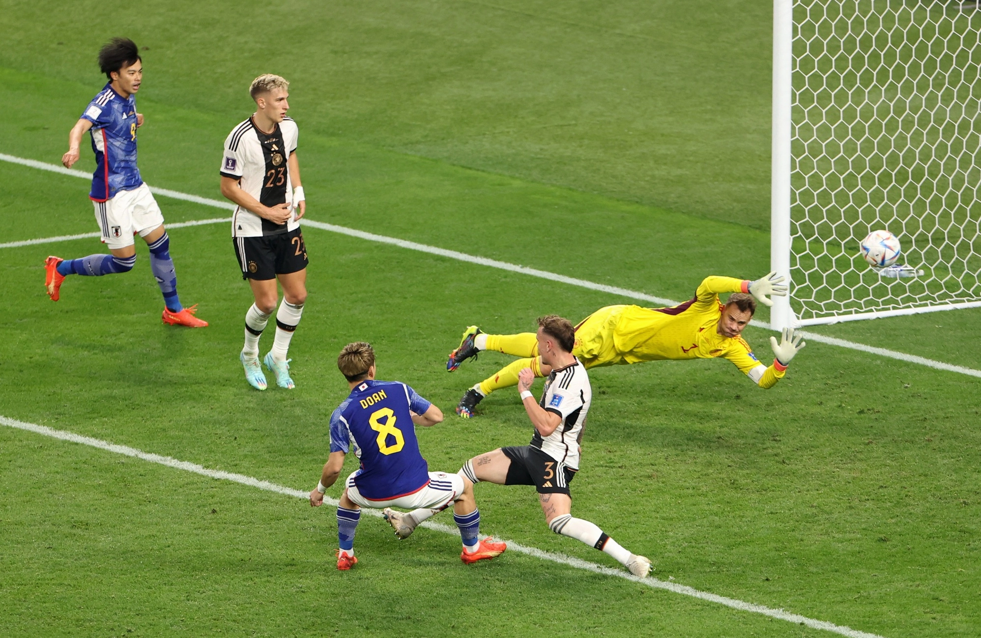 Ritsu Doan ăn mừng bàn thắng trong sự ngỡ ngàng của người hâm mộ