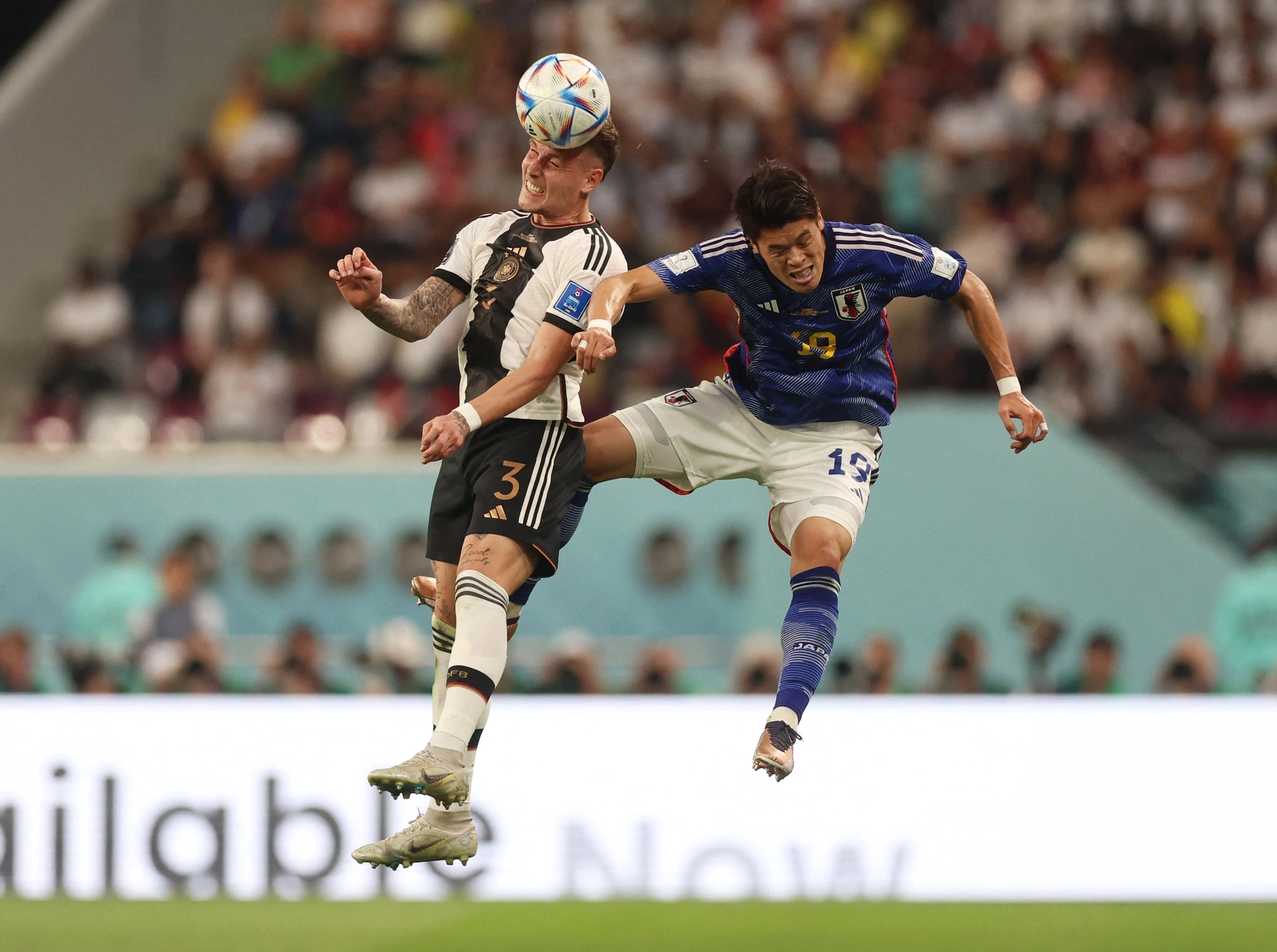 Ritsu Doan trong một pha tranh chấp quyết liệt với cầu thủ đội tuyển Đức