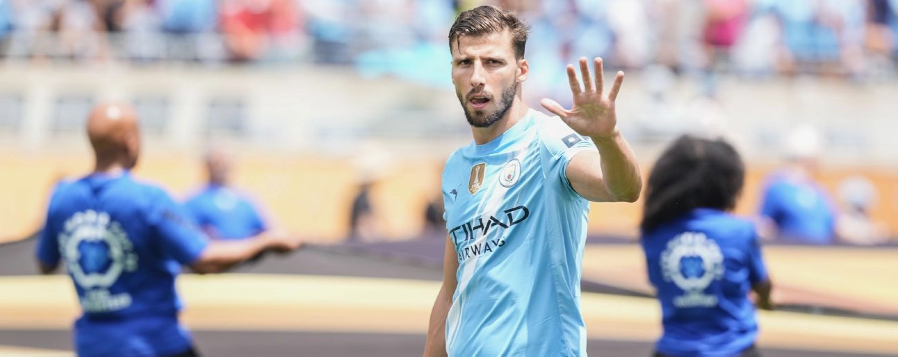 Rúben Dias vươn tay chỉ đạo các đồng đội khi bước vào sân thi đấu