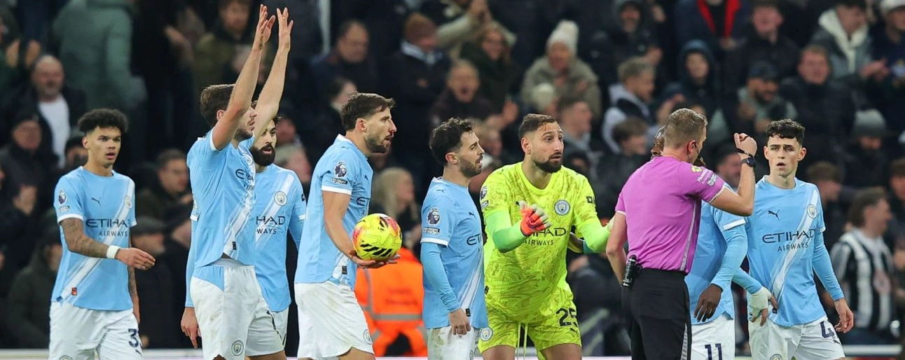 Thủ môn Gianluigi Donnarumma và Rúben Dias phản ứng với trọng tài sau khi nhận bàn thua