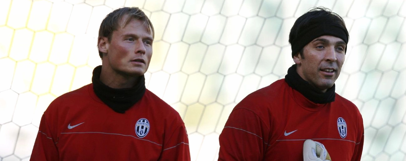 Thủ môn huyền thoại Gianluigi Buffon và Alex Manninger trong buổi tập của Juventus chuẩn bị cho trận đấu ở Champions League