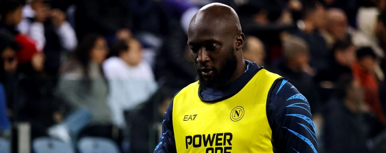 Tiền đạo Romelu Lukaku của Napoli tập trung theo dõi diễn biến trận đấu giữa Cagliari Calcio và SSC Napoli