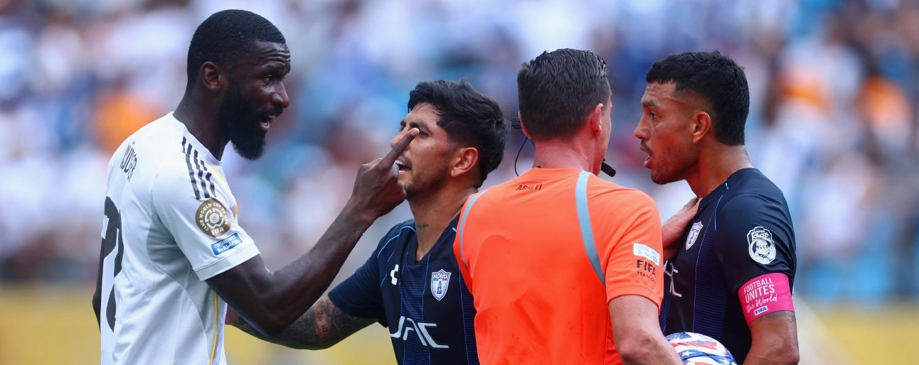 Trung vệ Antonio Rudiger của Real Madrid đang va chạm và tranh cãi quyết liệt với cầu thủ Gustavo Cabral